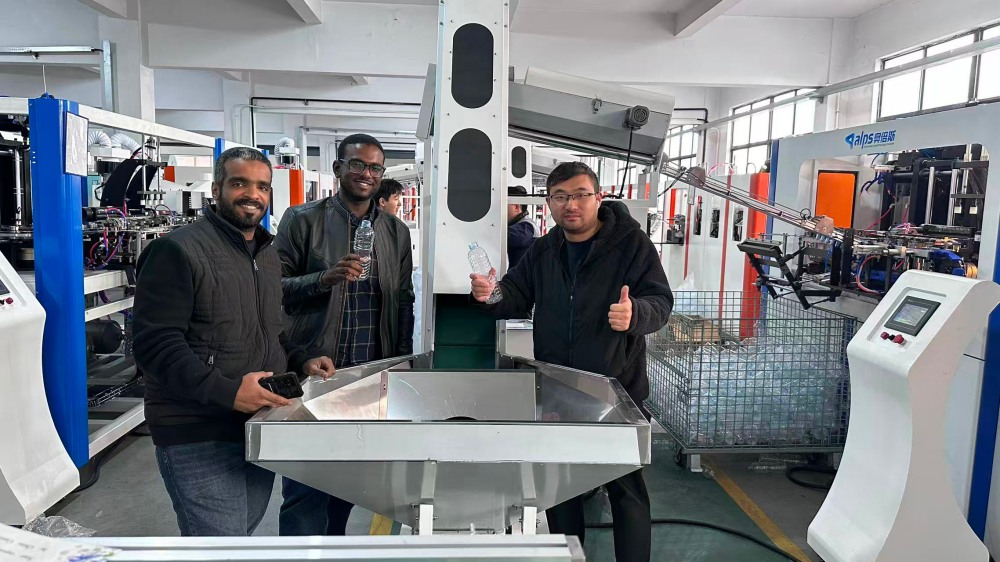 Máquinas de engarrafamento de água potável.jpg