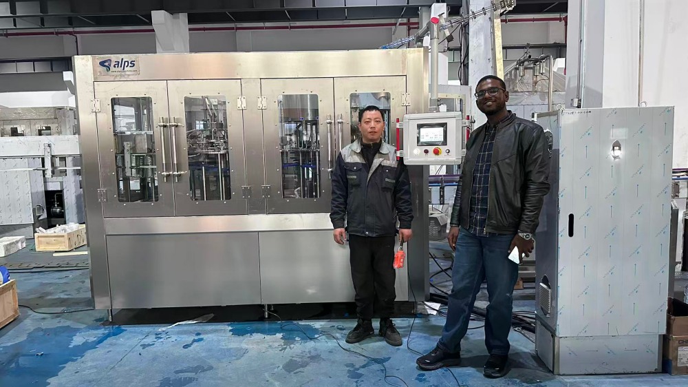 Cliente sudanês visita a Alps Machine.jpg