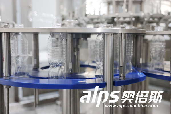 Water Filling Line Turret – PET Bottles Secured During Filling Process Water Filling Line Turret – PET Bottles Secured During Filling Process