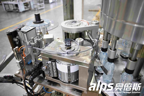 Labeling equipment connected to a beverage filling line Labeling equipment connected to a beverage filling line